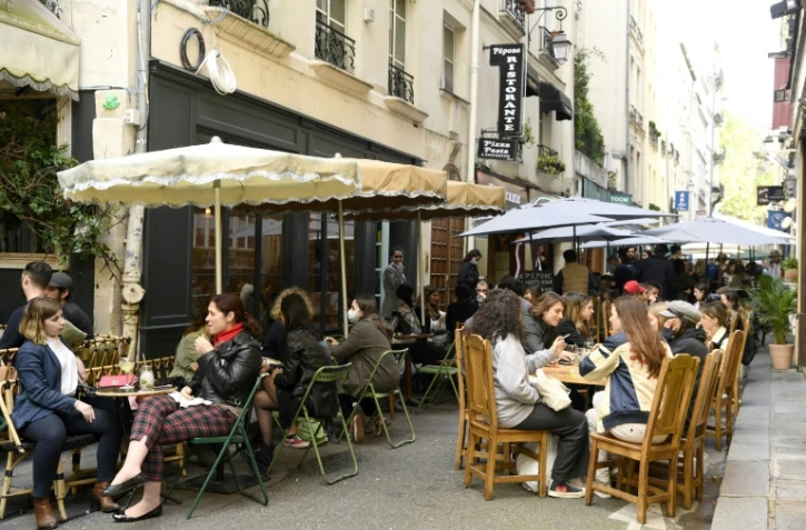 Photo prise le 19 mai 2021 à Paris montrant la réouverture des terrasses de restaurants