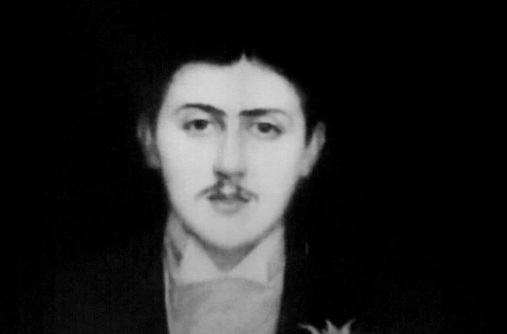 Photo du décor de la scène de théâtre Jean Vilar de Suresne représentant Marcel Proust, pendant le spectacle du chorégraphe français Roland Petit, le 2 mars 2004 