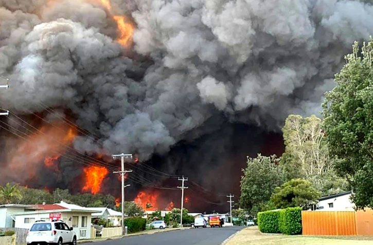 Feu de brousse tout proche d'un quartier de Harrington, en Australie, Ă environ 330 km au nord-est de Sydney. Photo prise par Kelly-ann Oosterbeek le 8 novembre 2019