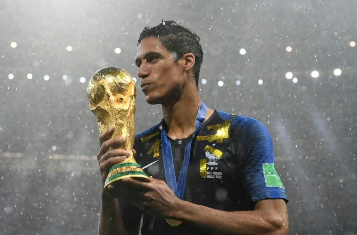 Le défenseur de l'équipe de France Raphaël Varane embrasse la Coupe du monde, le 15 juillet 2018 à Moscou