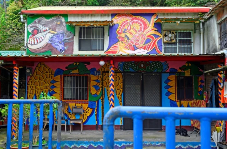 Une maison décorée de graffitis à Ruan Chiao par l'artiste Wu le 30 mars 2019 à Taïwan
