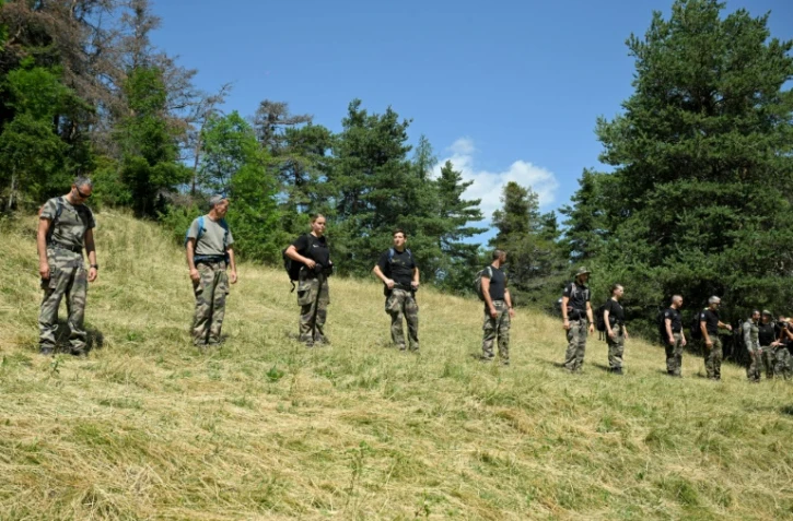Des gendarmes participent à l'opération de recherche d'Emile, deux ans et demi, porté disparu depuis deux jours, le 10 juillet 2023 dans le village du Vernet dans les Alpes-de-Haute-Provence