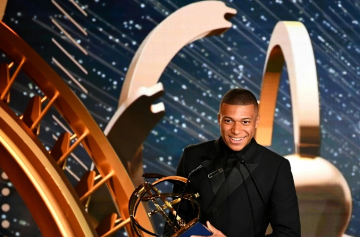 Le prodige du PSG Kylian Mbappé doublement meilleur joueur et meilleur espoir de Ligue 1 aux trophées UNFP à Paris, le 19 mai 2019