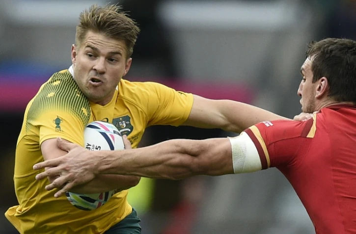 L'Australien Drew Mitchell (g) face au capitaine gallois Sam Warburton au Mondial, le 10 octobre 2015 Ă Twickenham
