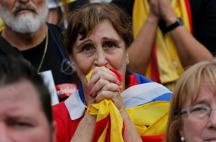 Une femme attend à l'extérieur du Parlement catalan le résultat d'un vote sur l'indépendance de la région, à Barcelone, le 27 octobre 2017