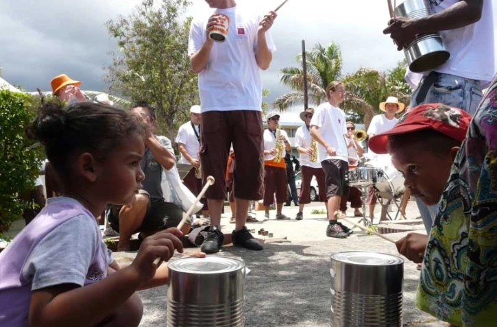Samedi 20 novembre 2010 - La batucamob' sur le parking du marché forain de Saint-Paul
(Photos : Julie Fioretti)