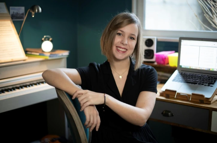 Camille Pépin pose dans son studio-appartement à Paris, le 11 février 2019