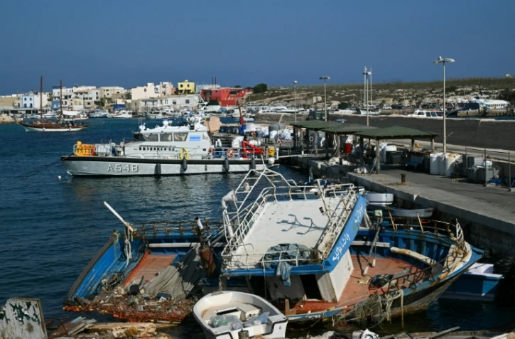 Un navire de patrouille de Frontex mouille dans le port de Lampedusa jeudi 14 août 2025, alors que les recherches se poursuivent pour tenter de retrouver des migrants ou les corps de nombreuses personnes encore portées disparues après un naufrage la veille qui a fait au moins 27 morts au large de la ville italienne
