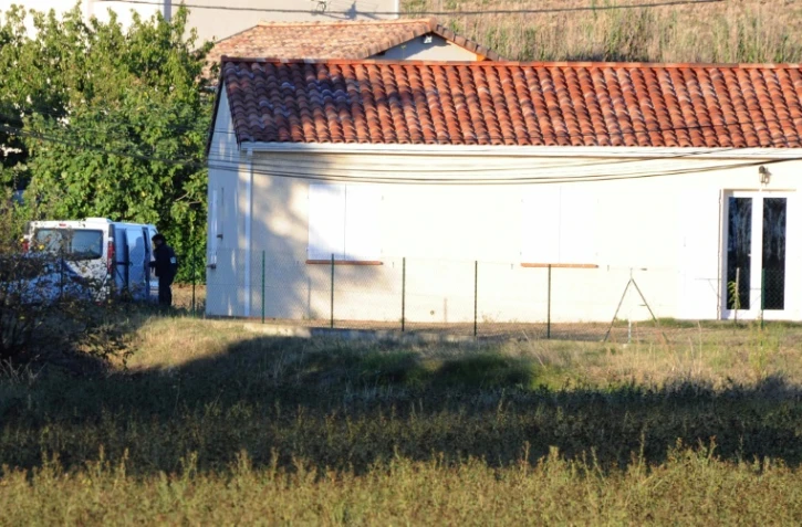 Un policier se tient devant la maison d'Abdelkader Merah, le 26 septembre 2012 à Auterive, dans le sud-ouest de la France