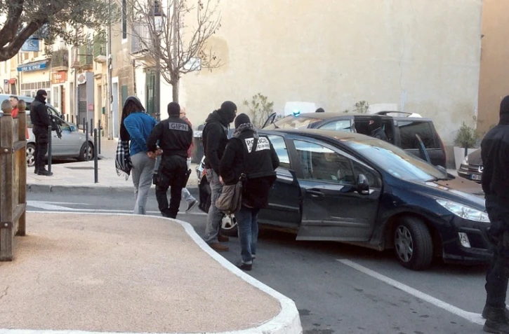 Photo tirée d'une vidéo, le 27 janvier 2015, montrant des policiers du GIPN arrêtant une personne lors d'une opération antijihadiste à Lunel, dans l'Hérault