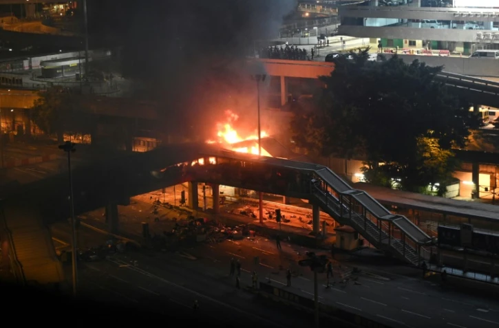 Des policiers ont essayé de reprendre un pont piétonnier mais ont été repoussés par un puissant feu, le 17 novembre 2019 à Hong Kong