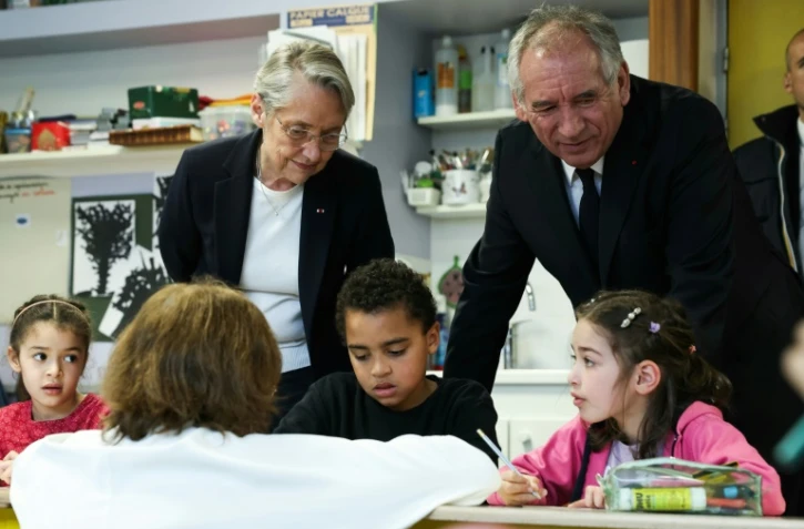 Le Premier ministre François Bayrou et la ministre de l'Education  Elisabeth Borne en visite dans une école élémentaire à Rueil-Malmaison (Hauts-de-Seine), le 28 mars 2025