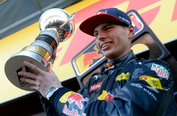 Le Néerlandais Max Verstappen (Red Bull), 18 ans, brandit son trophée après la 1re victoire de sa carrière au GP d'Espagne à Montmelo, le 15 mai 2016