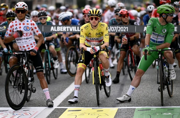 Les porteurs des maillots distinctifs Nairo Quintana, Tadej Pogacar (maillot jaune) et Mark Cavendish se positionnent pour le départ de la 10e étape du Tour à Albertville, le 6 juillet 2021