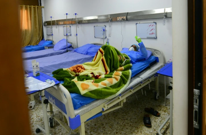 Un malade du Covid-19 dans un hĂ´pital de Najaf, au sud de Bagdad, le 25 mars 2020