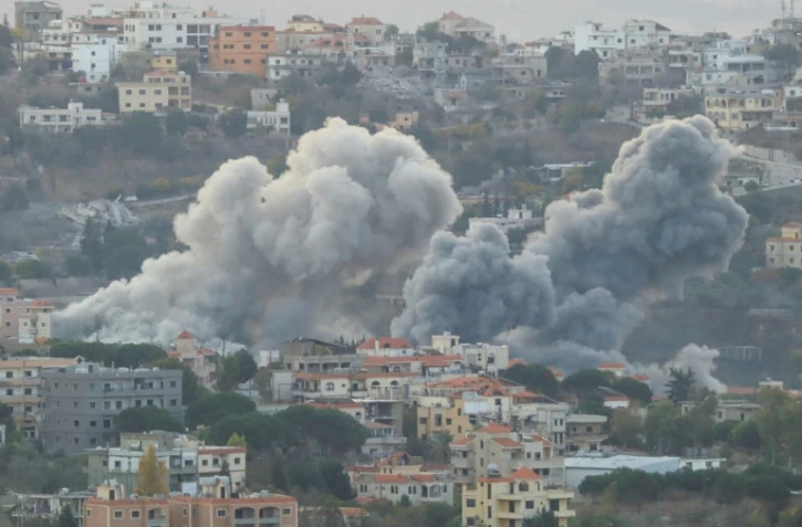 De la fumée s'élève du site d'une frappe aérienne dans le village de Khiam, dans le sud du Liban, le 31 octobre 2024