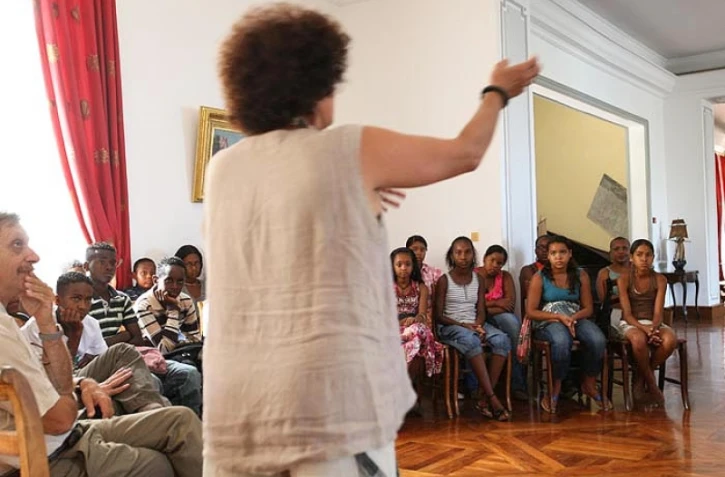Mercredi 24 Novembre 2010

Présentation d'un conte bilingue sur la condition féminine
