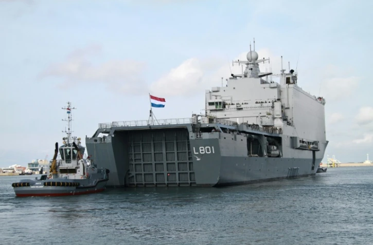 Un navire de la Marine néerlandaise, le Hr. Ms. Johan de Witt, quitte le port de Den Helder, le 17 octobre 2018 aux Pays-Bas, pour rejoindre la Norvège et participer aux manoeuvres militaires Trident Juncture