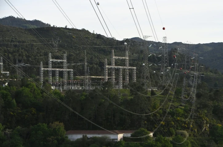 Des pylônes haute tension transportant l'électricité de l'Espagne vers le Portugal près de la frontière, à Lindoso, au Portugal, le 28 avril 2025