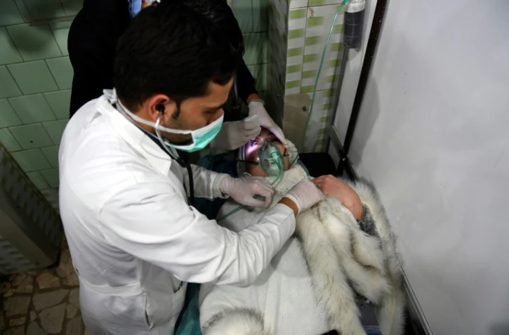 Un médecin soigne une femme dans un hôpital d'Alep dans le nord de la Syrie, le 24 novembre 2018