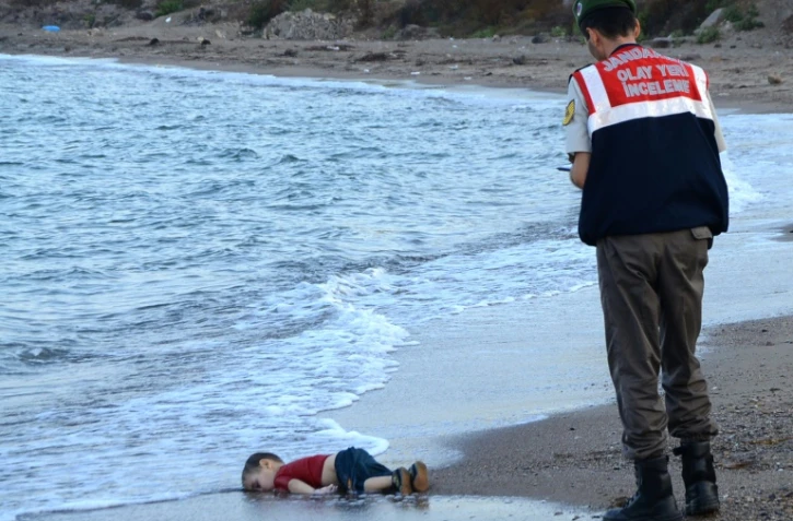 Un officier turc s'approche du corps d'Aylan Kurdi, un enfant syrien retrouvé mort sur une plage de Bodrum, en Turquie, le 2 septembre 2015 