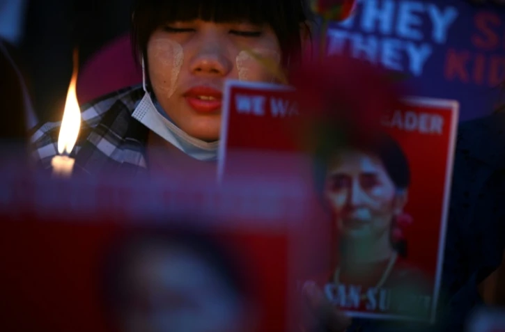 Une manifestante pro-démocratie tient un portrait d'Aung San Suu Kyi, devant l'ambassade américaine en Birmanie, à Rangoun, le 21 février 2021