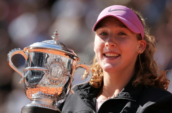 La Russe Mirra Andreeva brandit le trophée de Roland-Garros, le 6 juin 2026