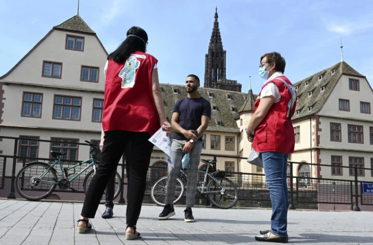 Un "équipage de prévention Covid" discute avec une personne pour l'inciter à porter un masque, le 26 mai 2020 à Strasbourg