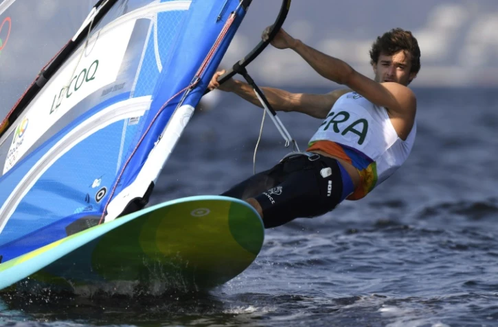 Le Français Pierre Le Coq lors d'une régate de planche à voile RS:X, le 9 août 2016 aux JO de Rio