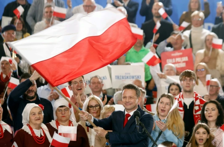 Le candidat pro-européen Rafal Trzaskowski salue ses partisans à l'issue du premier tour de la présidentielle en Pologne, le 18 mai 2025 à Varsovie