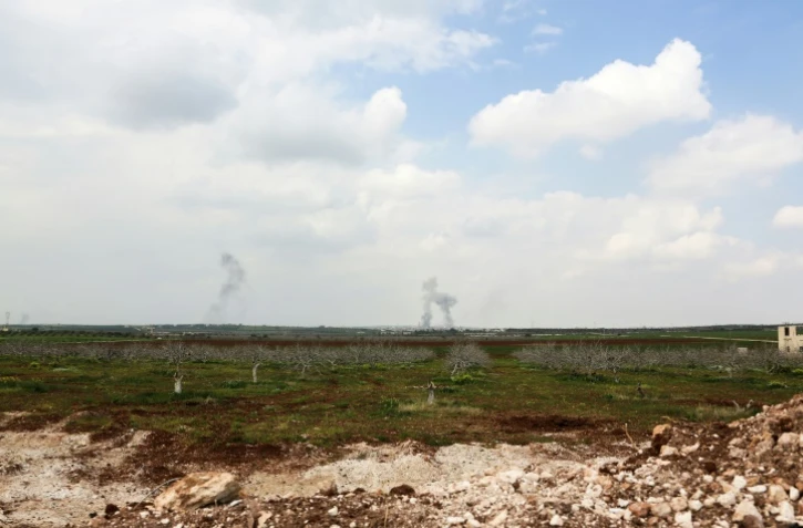 Attaque d'artillerie des forces syriennes contre les rebelles près de la ville de Qumhanah, dans la province de Hama, en Syrie, le 1er avril 2017