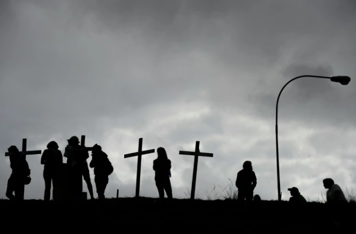 Des opposants au président vénézuélien Nicolas Maduro plantent des croix à Caracas, le 15 mai 2017