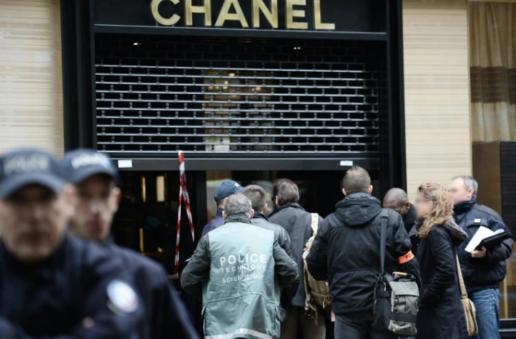 La police mène des investigations après le braquage d'une boutique de bijoux Chanel à Paris le 19 mai 2016