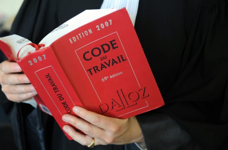Un avocat lit le Code du travail le 24 mai 2012 à Quimper