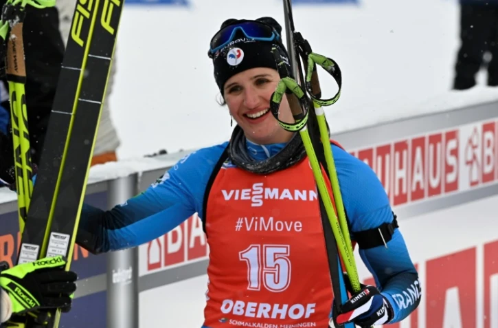 Julia Simon heureuse après sa victoire à la mass start d'Oberhof, en Allemagne, le 17 janvier 2021