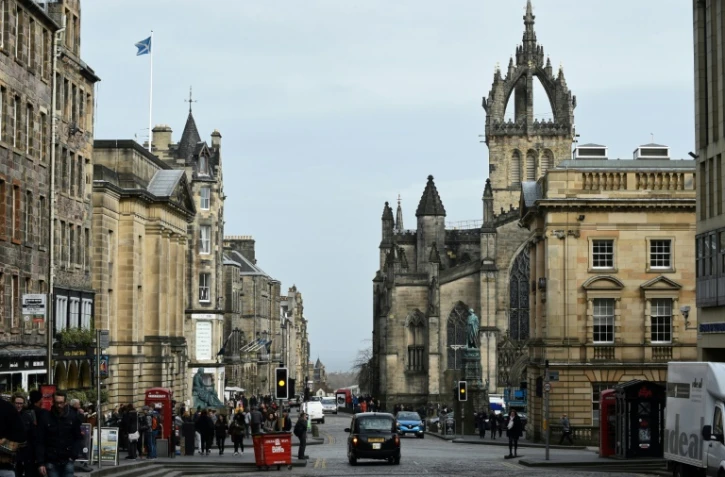 Un drapeau écossais flotte sur une rangée de bâtiments du Royal Mile à Edimbourg, le 13 mars 2017
