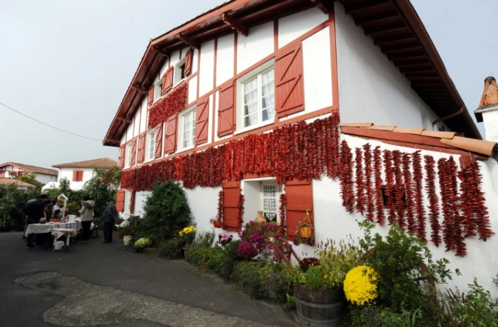 Le village d'Espelette, avec ses piments traditionnels, le 30 octobre 2016, accueille ce samedi la fin de la 20e étape du Tour