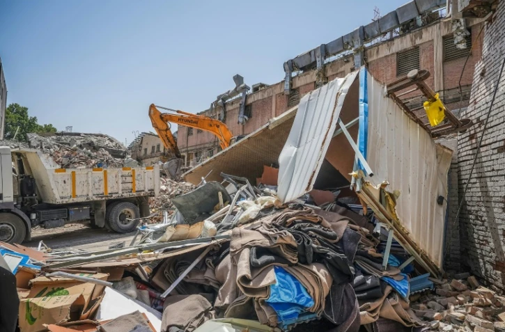 Photo obtenue auprès de l’agence de presse du pouvoir judiciaire iranien, Mizan Online, le 25 juin 2025, montrant une pelleteuse en train de déblayer les gravats devant le complexe pénitentiaire d’Evine, à Téhéran, touché il y a quelques jours par une frappe israélienne