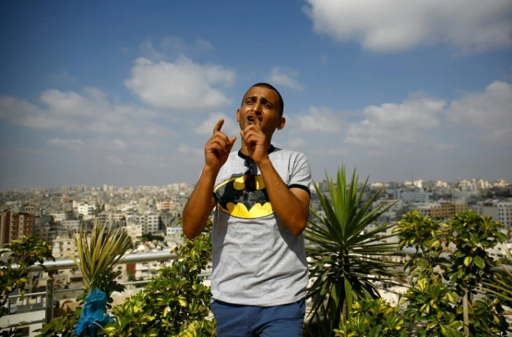 Le chanteur Adel Mechoukhi, le 29 juillet 2016 sur un toit de la ville de Gaza