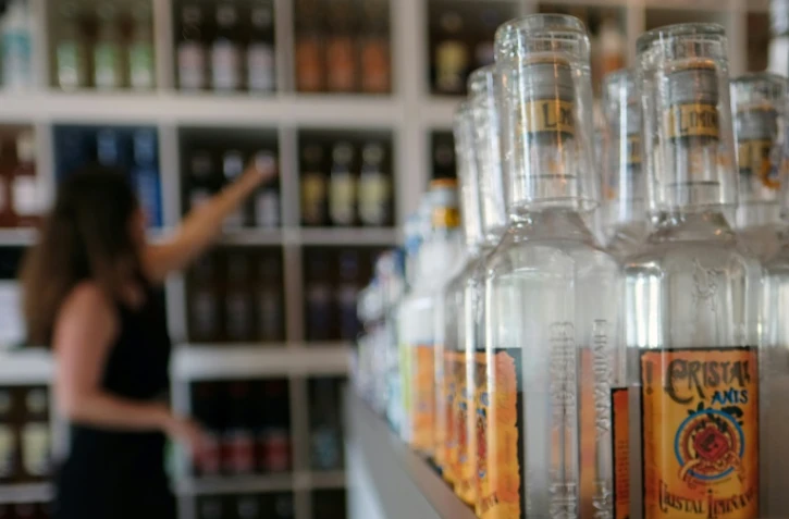 Des bouteilles de pastis Limiñana dans la boutique du producteur à Marseille, le 6 septembre 2017