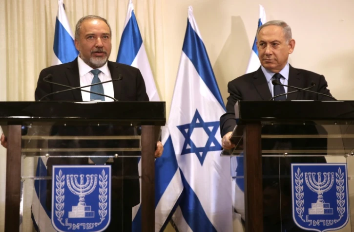 Le futur ministre israélien de la Défense Avigdor Lieberman (g) et le Premier ministre Benjamin Netanyahu (d) à Jérusalem, le 25 mai 2016