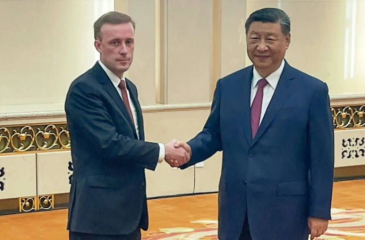 L'émissaire du président américain Jake Sullivan (g) et le président chinois Xi Jinping lors d'une rencontre à Pékin, le 29 août 2024