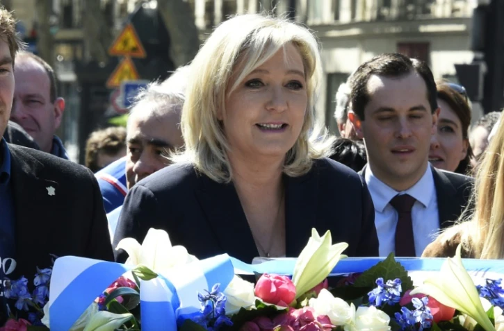 Marine Le Pen  place Saint-Augustin devant la statue de Jeanne d'Arc le 1er mai 2016  à Paris