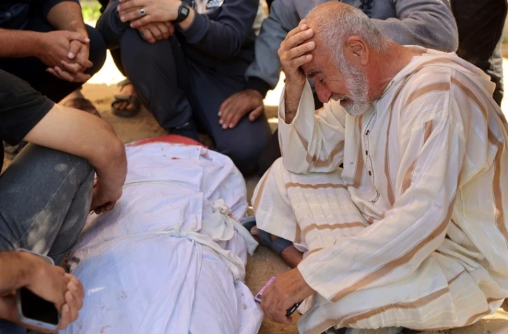 Un Palestinien pleure la mort d'un proche tué dans des bombardements israéliens à Beit Lahia, dans le nord de la bande de Gaza, à l'extérieur de l'hôpital indonésien de Beit Lahia, le 15 mars 2025