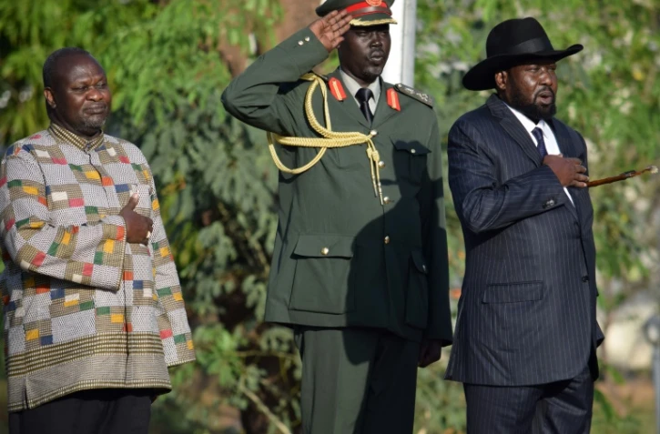 Le président du Soudan du Sud Salva Kiir (d) et son vice-président Riek Machar (g), le 26 avril 2016 à Juba