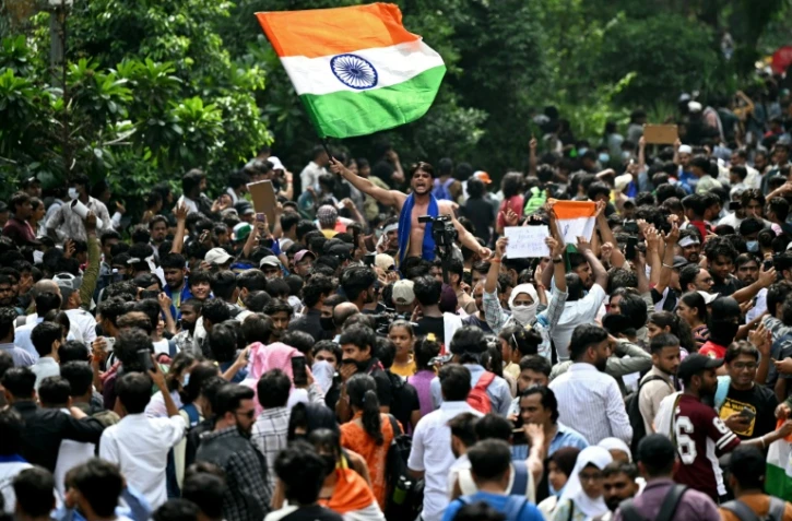 Des partisans du "parti des cafards" célèbrent à New Delhi la démission du ministre indien de l'Education, Dharmendra Pradhan, dont les étudiants exigeaient le départ en raison d'une série de fraudes aux examens universitaires, le 25 juillet 2026