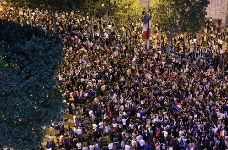 Les supporters fêtent la victoire de l'équipe de France en demi-finale face à la Belgique sur les Champs-Elysées, le 10 juillet 2018