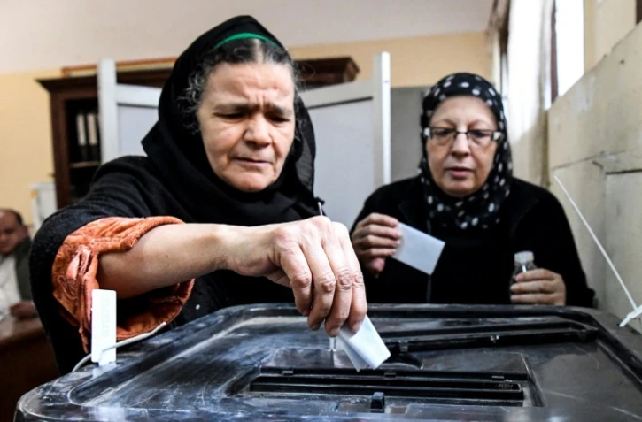 Des Egyptiennes votent lors d'un référendum devant prolonger le mandat du président Abdel Fattah al-Sissi, le 20 avril 2019 dans le quartier de Shoubra au Caire