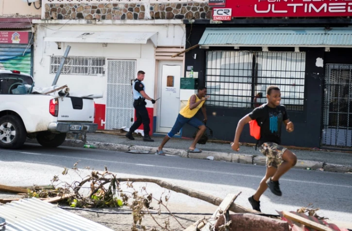 Un gendarme chasse des pilleurs à Saint-Martin près de Marigot, le 8 septembre 2017