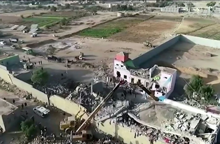 Cette image tirée d'une vidéo mise à disposition par le centre médiatique d'Ansarullah le 21 janvier 2022 montre la destruction d'une prison dans le fief rebelle Houthi de Saada, dans le nord du Yémen, après une attaque aérienne